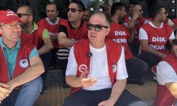 İzmir'de Karşıyaka Belediyesi işçileri maaşlarını alamadıkları gerekçesiyle eylem yaptı