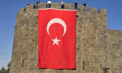 Tarihi Diyarbakır Surları'na "Terörsüz Türkiye"ye destek için Türk bayrağı asıldı