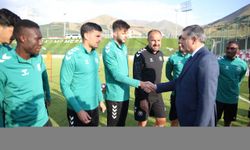 Vali Çiftçi, Erzurum'da kamp yapan Konyaspor'u ziyaret etti