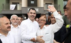 Bakan Kurum, Adıyaman'da yeni evlerine kavuşan depremzede aileye misafir oldu