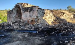 Elazığ'da otluk alanda başlayıp tarihi kervansaray ve eve sıçrayan yangın söndürüldü