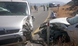 Elazığ'da otomobil ile hafif ticari aracın çarpıştığı kazada 6 kişi yaralandı