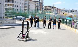 Geliştirdikleri robotla katıldıkları ilk yarışmada ödül kazanan liseliler hedef büyüttü