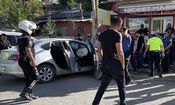 Kars'ta polisin "dur" ihtarına uymayan ehliyetsiz sürücü evinin önünde oturan 88 yaşındaki kişiye çarptı