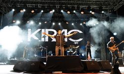 Şarkıcı Kıraç Bitlis'te konser verdi