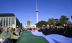 Berlin'de düzenlenen Filistin'e destek yürüyüşüne 50 binden fazla kişi katıldı