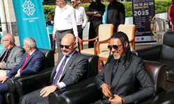 Eski Galatasaraylı Song, Kamerun'daki Türk okulunun düzenlediği spor olimpiyatlarında gençlerle buluştu