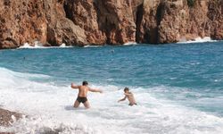 Antalya'da yabancı turistler dalgaları dinlemedi