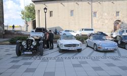 Klasik otomobil tutkunları Belçika'dan yola çıktı