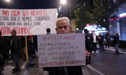 Yunanistan'da öğrenciler gösteri düzenledi