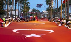 Yürüyüşteki Türk bayrağının uzunluğu 102 metre