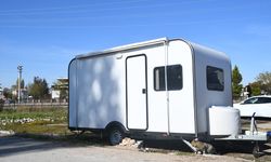 Balıkesir Sındırgı'da sarsıntılar nedeniyle evlerine giremeyenler karavanları tercih ediyor