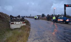 Çorum'da otomobile çarpmamak için manevra yaparken devrilen minibüsün sürücüsü yaralandı