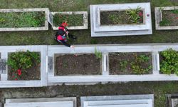 Düzce Depremi'nde hayatını kaybedenler mezarları başında anıldı