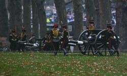 İngiltere Kralı 3. Charles'a 41 pare top atışı