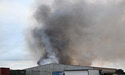İngiltere'de bir depo yangınına müdahale edildi
