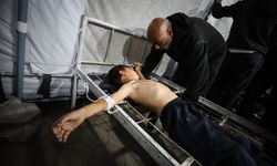 İsrail ordusu ateşkese rağmen Gazze'de bir okulu hedef alarak 10 Filistinliyi yaraladı