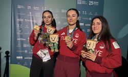 Kadın milli halterciler, Riyad'da kazandıkları 9 altın madalyayı Atatürk'e 'armağan' etti