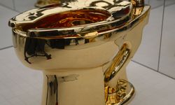 Maurizio Cattelan'ın 'America' adlı altın klozet eseri