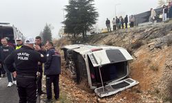 Muğla'da devrilen yolcu minibüsündeki 15 kişi yaralandı