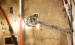 Roma'da bir kısmı çöken tarihi kulede mahsur kalan işçi 11 saat sonra enkazdan çıkarıldı