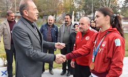 Şampiyon boksör Erginoğuz memleketi Van'a döndü