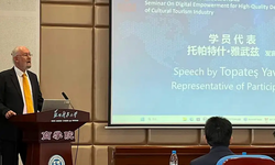 Çin'deki Semineri Fethiye Belediyesi'nden Yavuz Topateş açtı