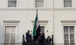 Suriye bayrağı Londra'da dalgalanmaya başladı