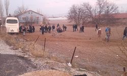 Afyonkarahisar'da öğrenci servis aracı ile kamyonet çarpıştı, 14 kişi yaralandı