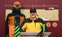 AK Parti'li Cıngı, kayak kıyafetleriyle yaptığı basın toplantısında kış turizmine dikkat çekti