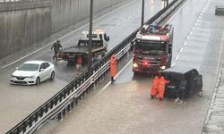 Alanya'da sağanak nedeniyle iş yerlerini su bastı, araçlarda mahsur kalanlar kurtarıldı