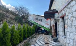 Antalya'da şarampole devrilen tırın bir eve çarparak durabildiği kazada sürücü yaralandı