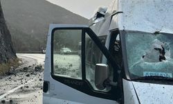 Artvin'de seyir halindeki yolcu minibüsüne kaya parçaları düştü