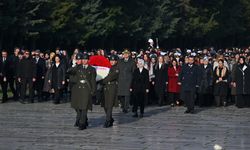 Bakan Göktaş, Türk kadınına seçme ve seçilme hakkı verilmesinin 91. yıl dönümünde Anıtkabir'i ziyaret etti