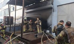 Bakırköy'de 2 katlı etiket fabrikasında çıkan yangına müdahale ediliyor
