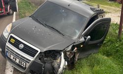 Balıkesir'de otomobil ile hafif ticari aracın çarpışması sonucu 3 kişi yaralandı