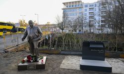 Berlin'de, bir aşırı sağcı tarafından öldürülen siyasetçinin heykeli CDU Genel Merkezi önüne konuldu