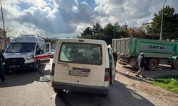 Bilecik'te hafif ticari araç ile kamyonun çarpışması sonucu 4 kişi yaralandı