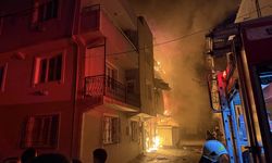 Bursa'da 3 katlı binada başlayıp bitişikteki binaya sıçrayan yangın söndürüldü