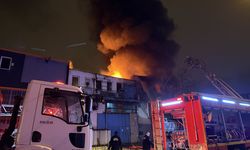 Bursa'da plastik kalıp atölyesinde başlayıp bitişiğindeki iş yerine sıçrayan yangına müdahale ediliyor