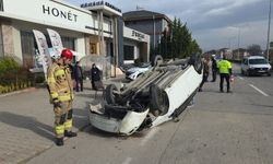 Bursa'da refüje çarpıp devrilen otomobilin sürücüsü yaralandı