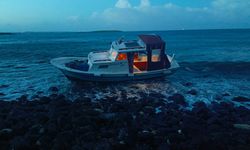 Çanakkale'de karaya oturan teknedeki 2 kişi kurtarıldı