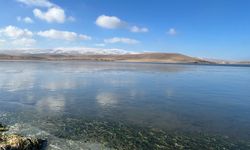 Çıldır Gölü'nün yüzeyi donmaya başladı