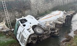Düzce'de dereye devrilen çimento yüklü silobasın sürücüsü yaralandı