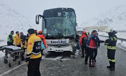 Erzincan'da otobüsün tıra çarptığı kazada 3 kişi yaralandı