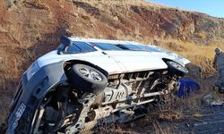 Erzurum'da öğretmenleri taşıyan servis minibüsü devrildi, 1'i çocuk 7 kişi yaralandı