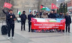 Erzurum'da sağlık çalışanları Gazze için 'sessiz yürüyüş'lerini 111. haftada kar yağışı altında yaptı