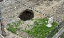 Esenyurt'ta park halindeki otomobilin çukura düşmesi cep telefonu kamerasında