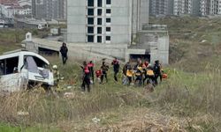 Esenyurt'ta servis midibüsü devrildi