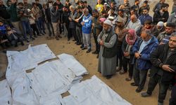 Gazze'de 2 yıl sonra enkazdan çıkartılan 25 Filistinlinin cenazesi defnedildi